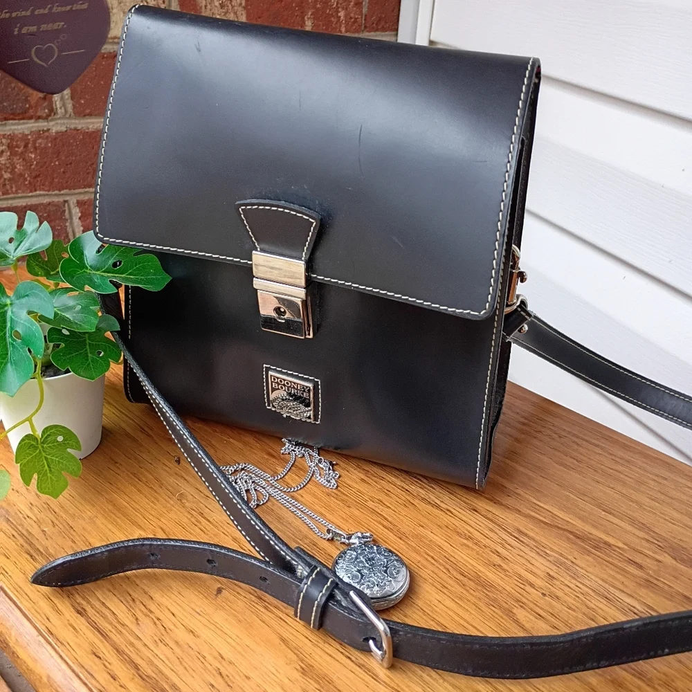 DOONEY & BOURKE RARE VINTAGE  METAL LOGO  CROSSBODY BAG LN